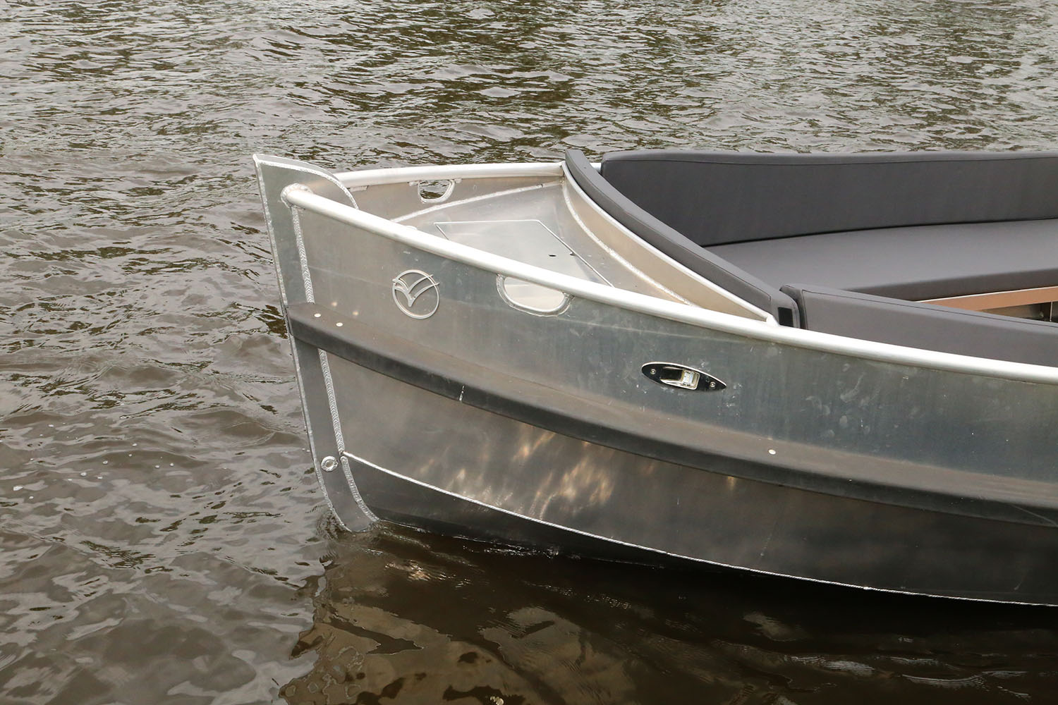 Duurzame sloepen, Een aluminium sloep beschermd zichzelf en heeft geen chemische beschermende laag nodig.