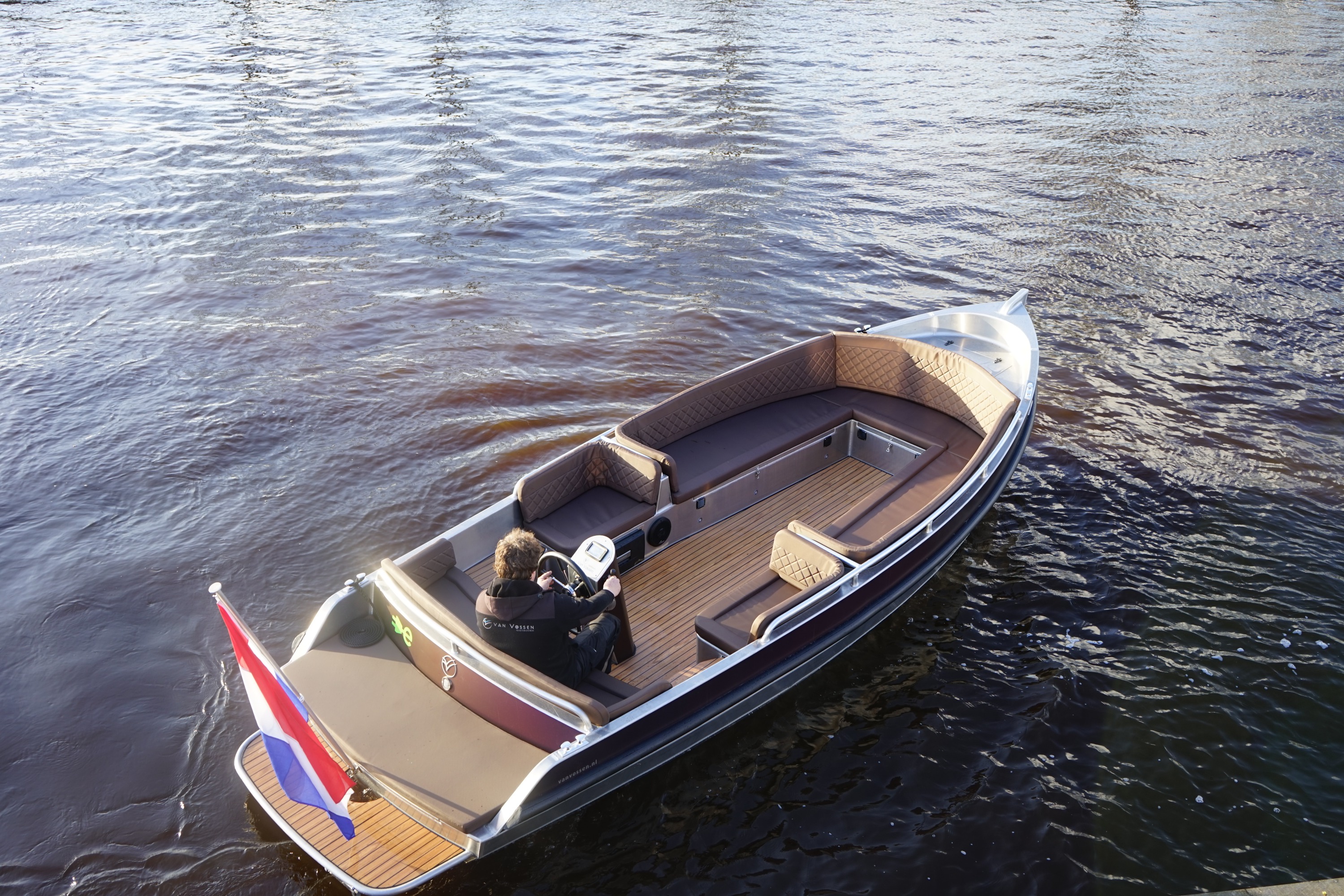 Van Vossen E-Tender 690 boven aanzicht