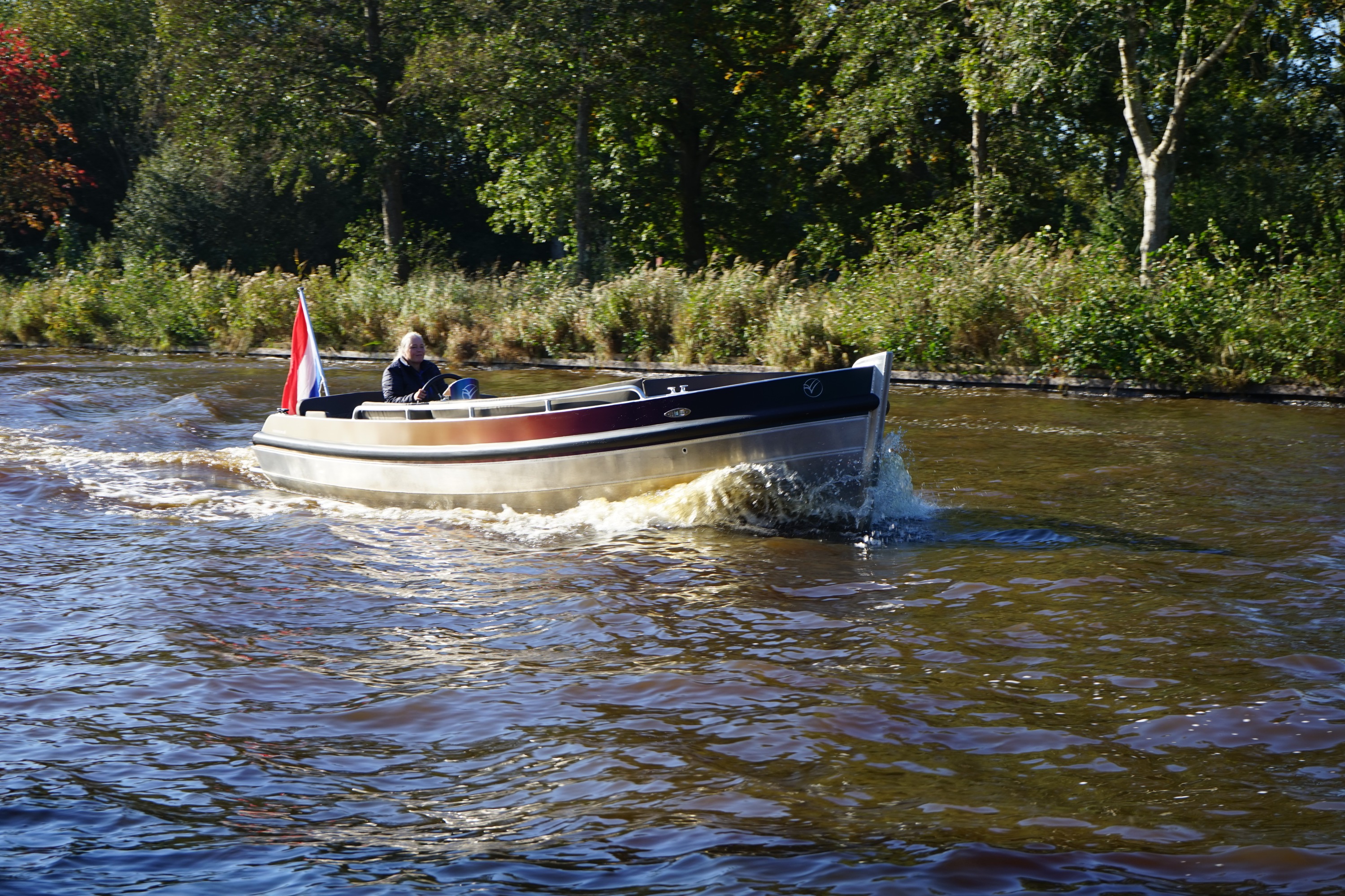 Van Vossen E-Tender 690