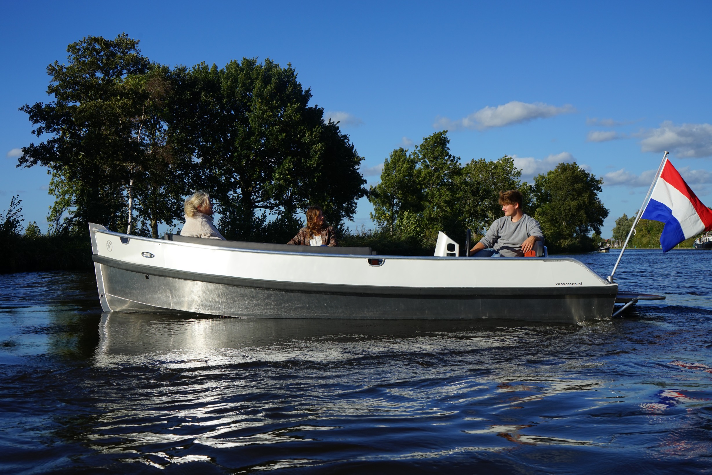 Van Vossen E-Tender 500 met parelmoer wit wrapping