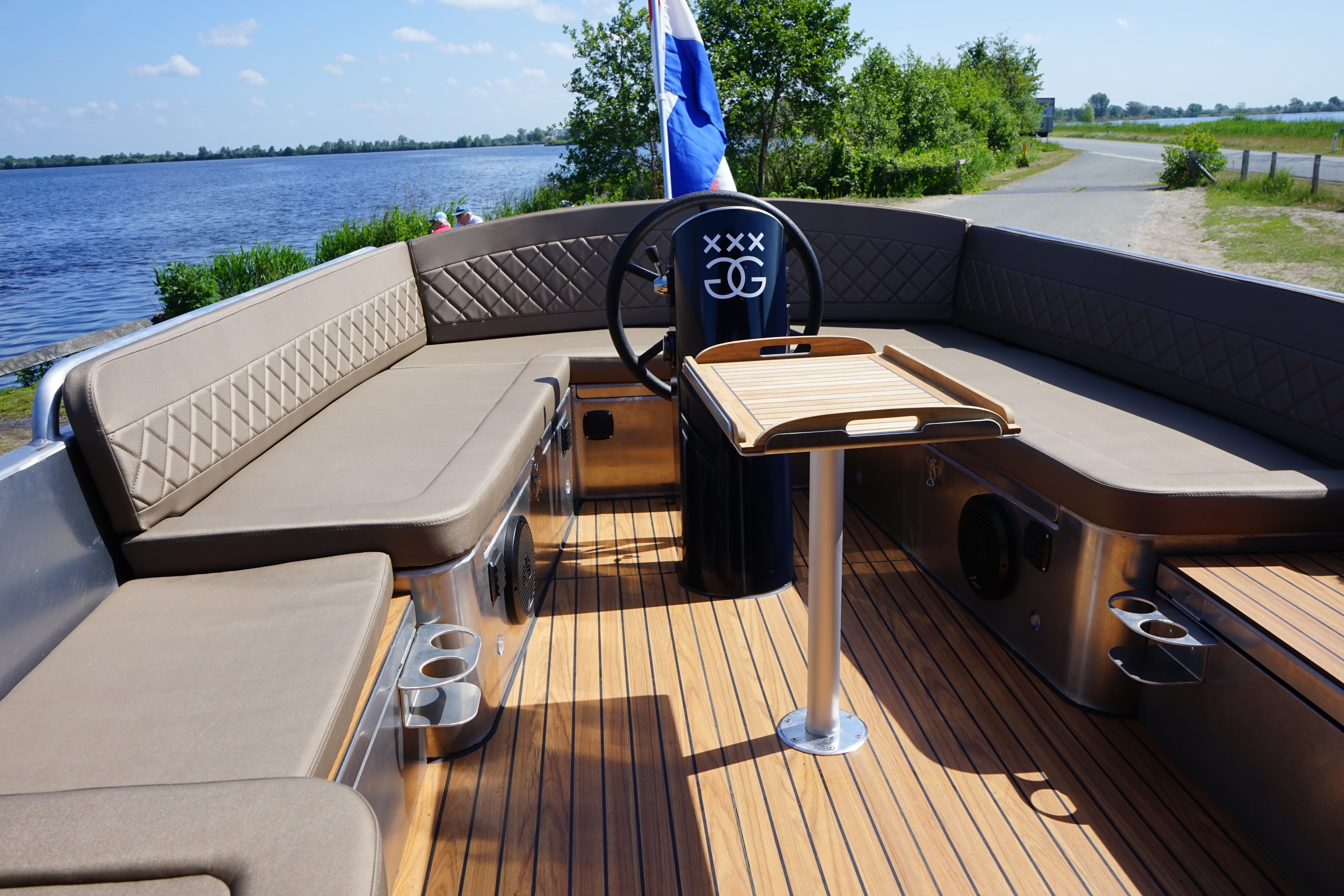 Van Vossen E-Sloep 650 van binnen