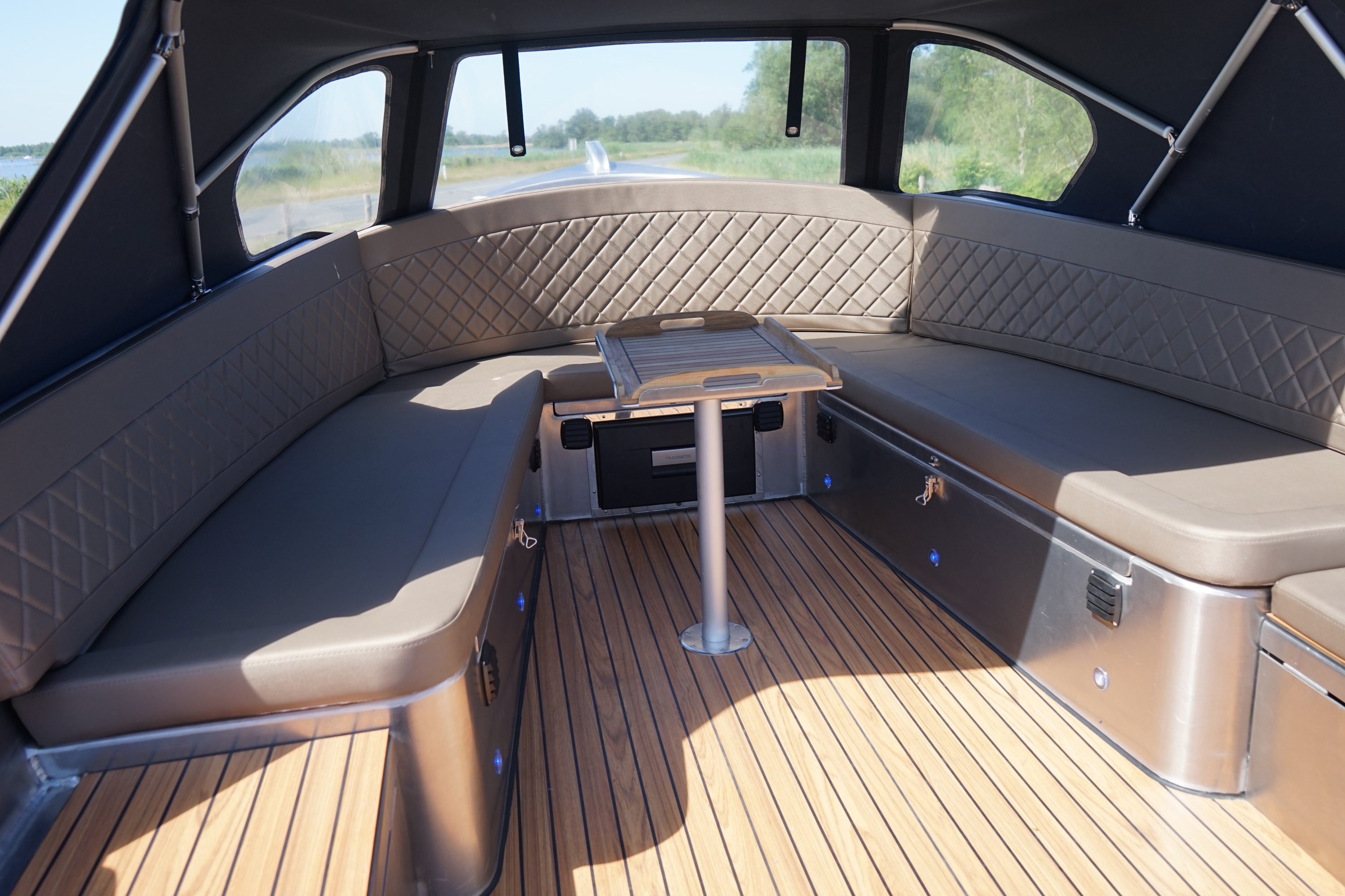 Van Vossen E-Sloep 650 van binnen