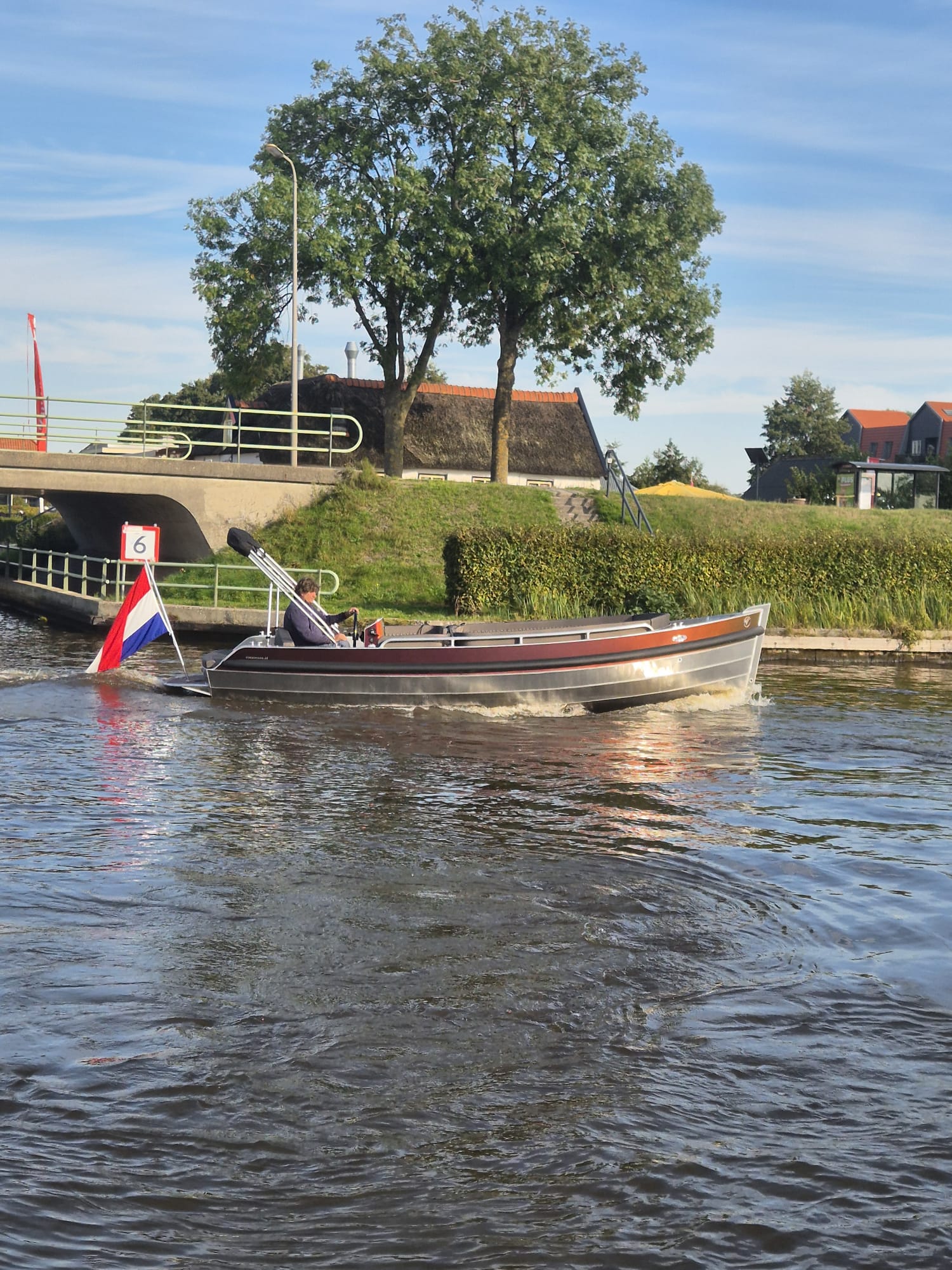 Van Vossen E-Tender 690