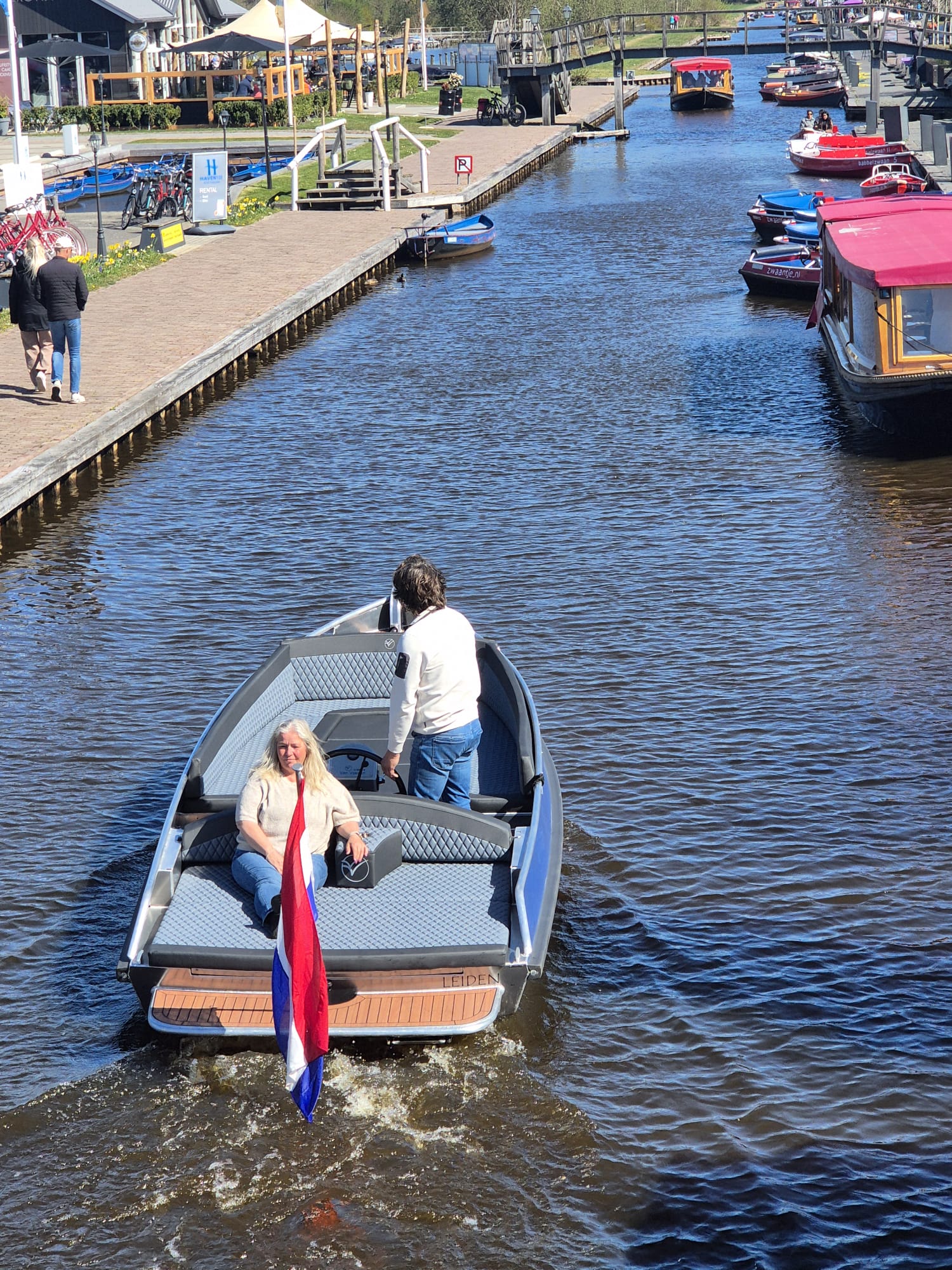 Van Vossen E-Tender 590 zonnedek achterop